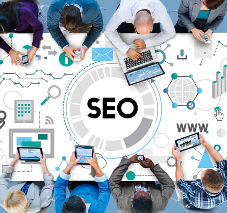 Travailleurs utilisant divers appareils numériques pour analyser et améliorer le SEO, avec graphiques, icônes de communication, et technologies numériques dans un environnement collaboratif.